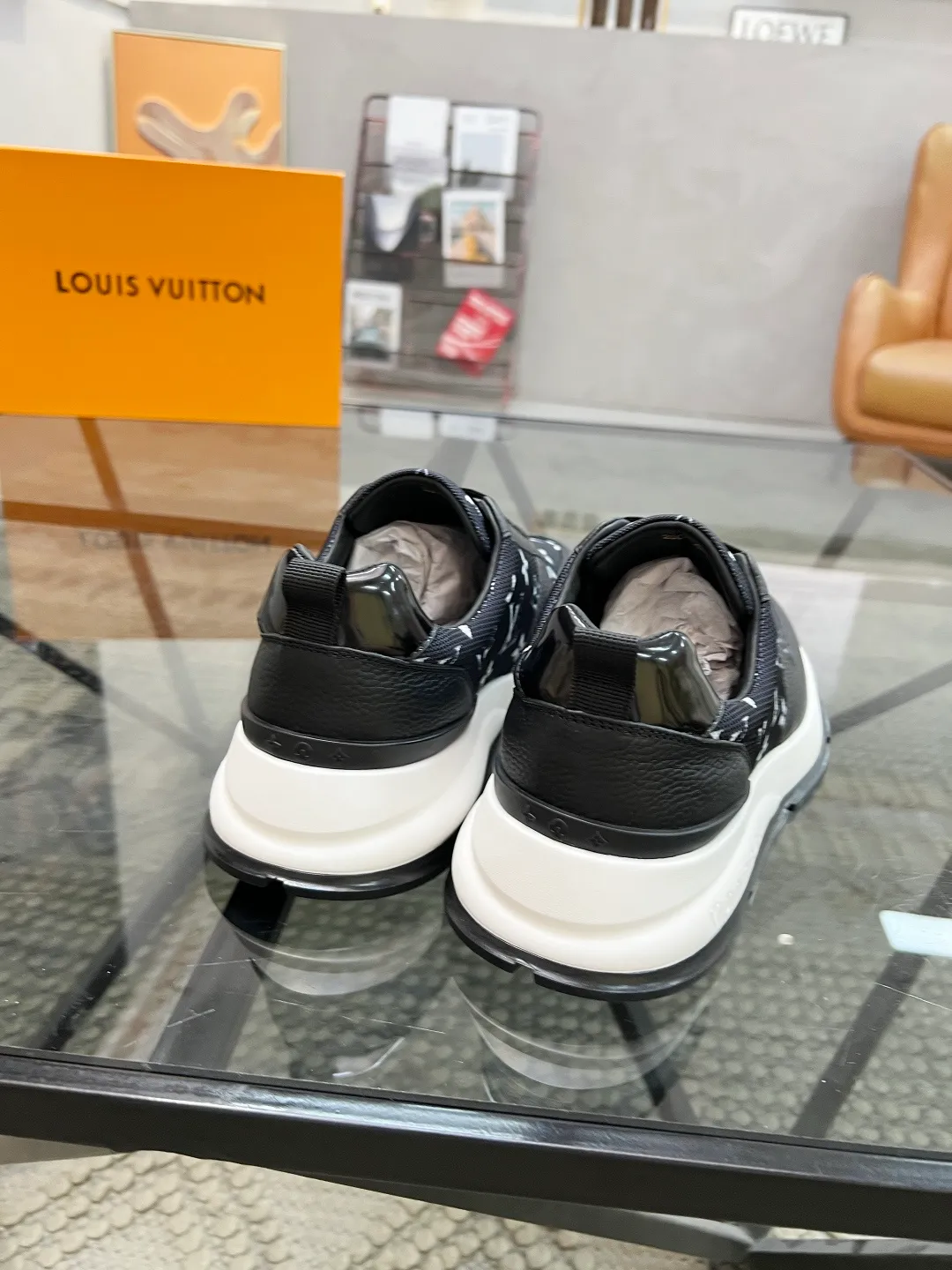 Factory price: 480💰LV🔍Top purchasing agent🇮🇹 Lu Street God's new sports shoes are coming and are available at counters simultaneously. Original factory configuration, original cowhide imported from Italy with mesh fabric, high-quality printing and splicing complex process, sports trendy person, imported water-dyed cowhide lining, sole: Wang Yuan factory specially provides the original sole, super comfortable, original factory follow-up goods 🔍🔍High quality, you can enter and leave the counter at will, welcome to compare and synchronize with the counter, code number 38-44, customized 45